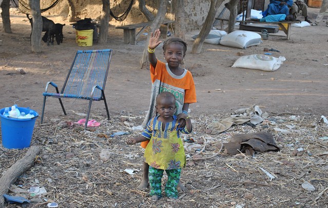 Children in Mali waving
